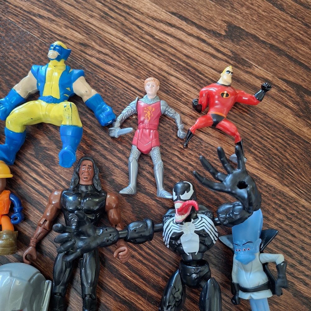 Assorted Action Figures Set - Picture 5 of 9